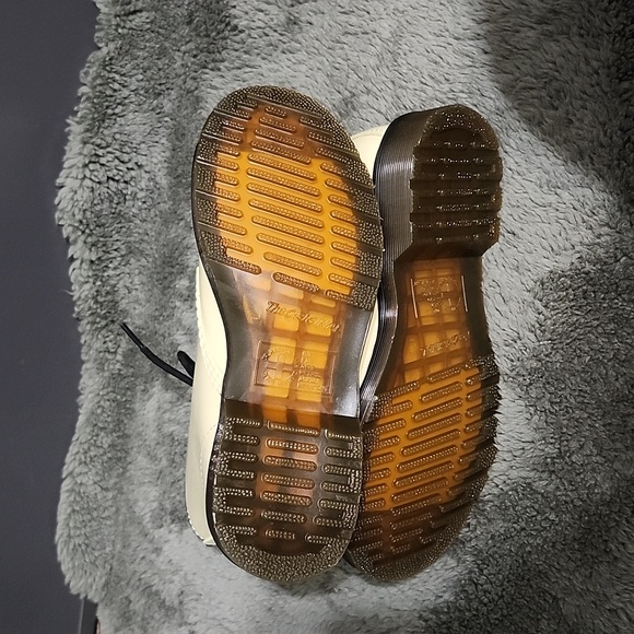 1460 Women's Patent Leather Lace Up Boot - Picture 6 of 7